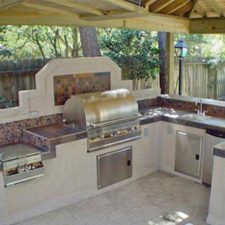 Outdoor Kitchen with stove, grill and sink