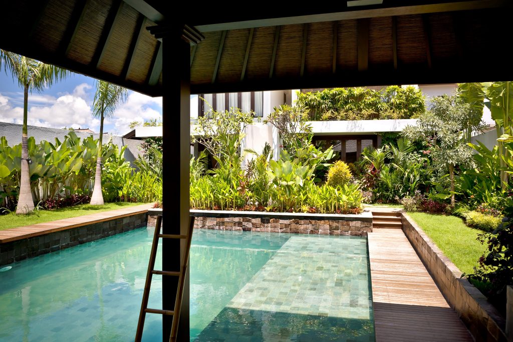 an example of the many beautiful swimming pools offered by Dorian Construction